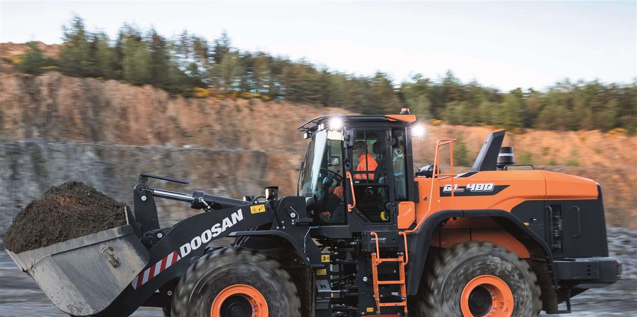Heavy wheeled loaders The workhorse of the construction site Crane