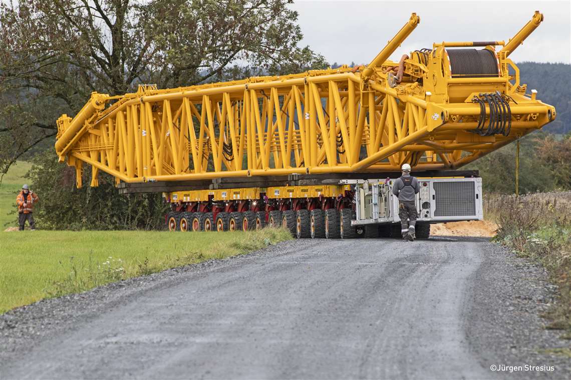 Wiesbauer uses a Cometto SPMT combination with power pack to move a crane's derrick mast