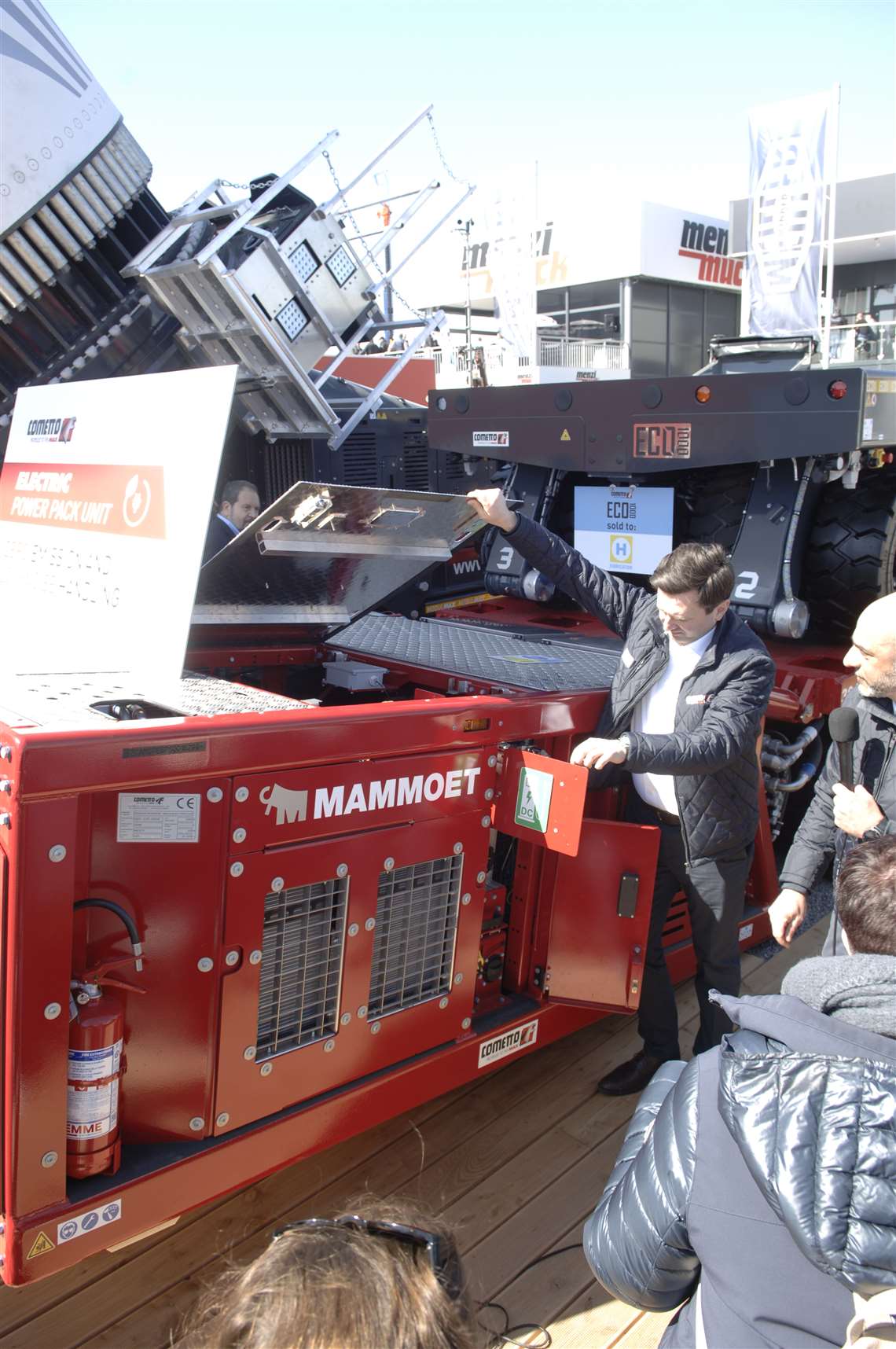 Cometto's new Scania powered electric power pack unit in Mammoet colours