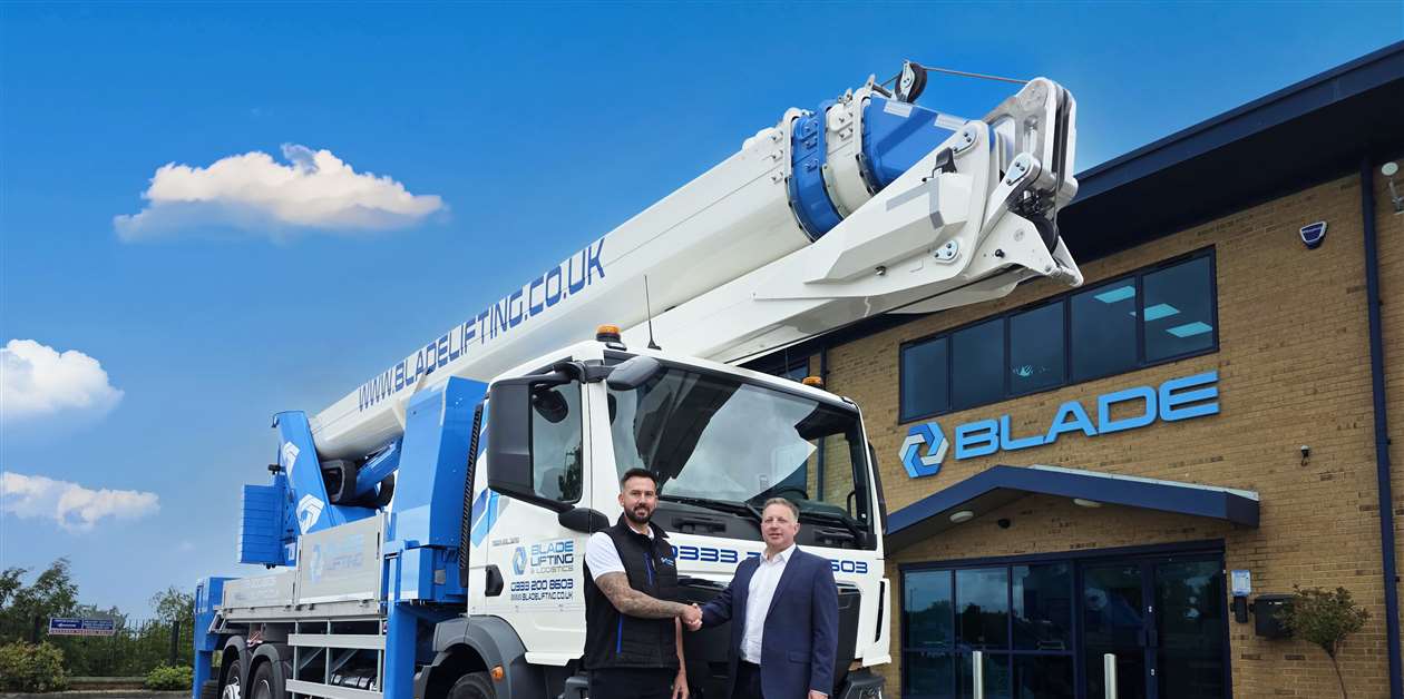 Blade Lifting receives first Böcker mobile crane
