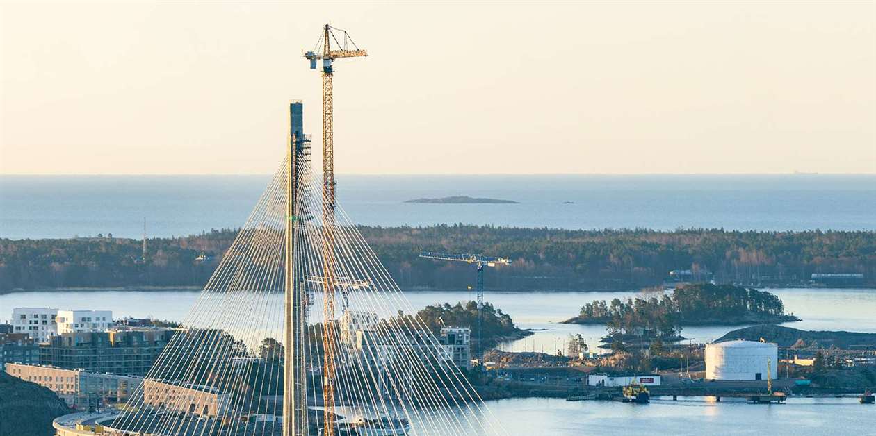 Liebherr crane plays key role in Helsinki bridge project