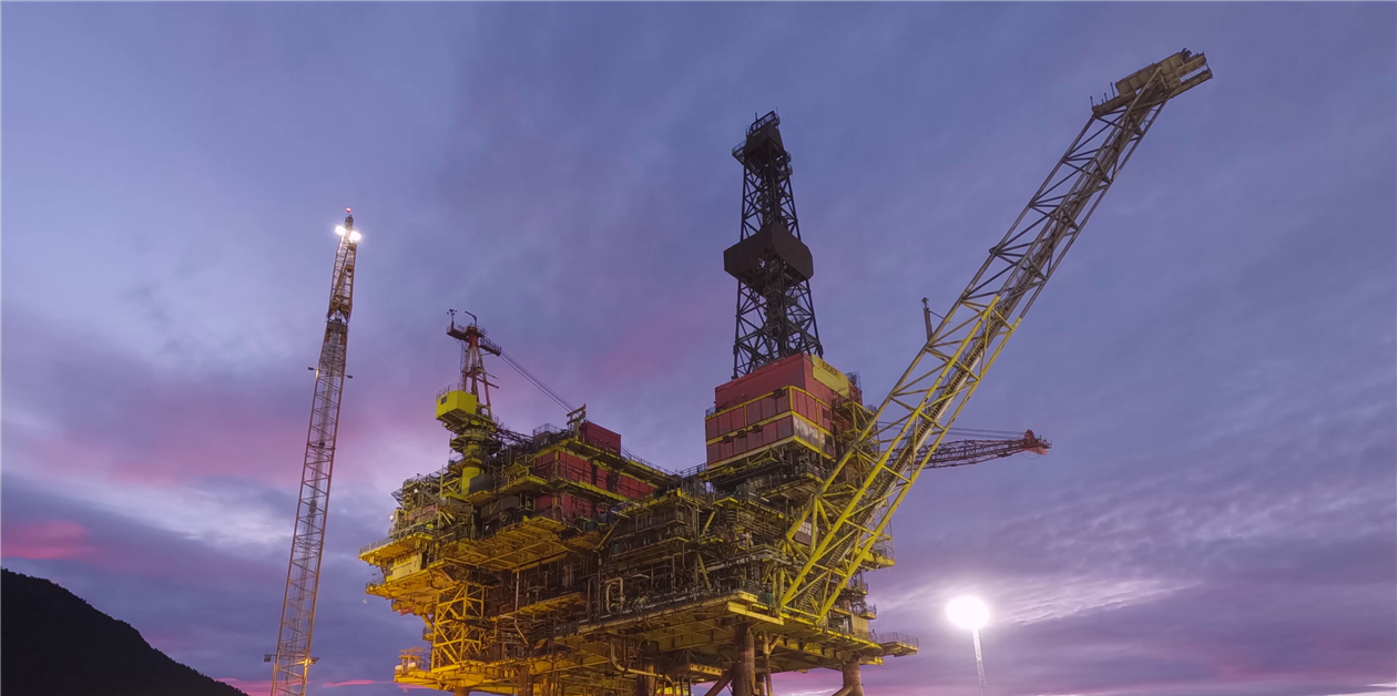 Mammoet, Allseas, complete dual platform topside lifts