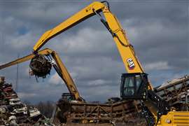 Cat MH3050 Materialumschlagmaschine beim Heben von Altmetall