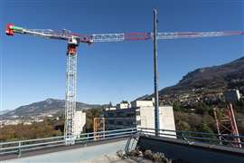 Mounting the assembled jib of a Terex CTT 202-10 flat top tower crane