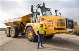 Bibhrajit Halder, PDG de SafeAI, avec un camion Cat 725 modernisé