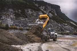 Un camion-benne Liebherr TA230 Litronic sur site en Italie
