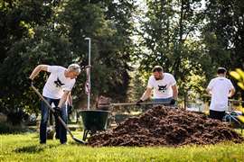 Les employés de Bobcat participent à une activité de bénévolat
