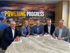 Les dirigeants signent un accord avec CRH