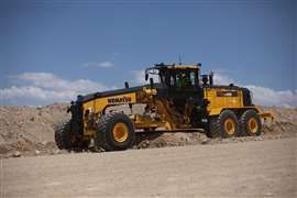 Uma motoniveladora Komatsu GD955-7.
