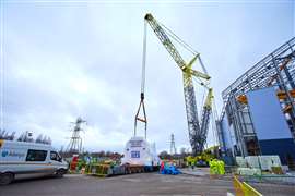 Allelys preparing to lift the 160 tonne turbine with the Liebherr LG 1550