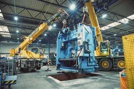 Tandem lifting the 23 tonne press