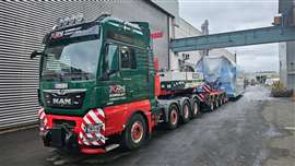 green and red Kahl tractor pulling Goldhofer modules carrying a heavy load