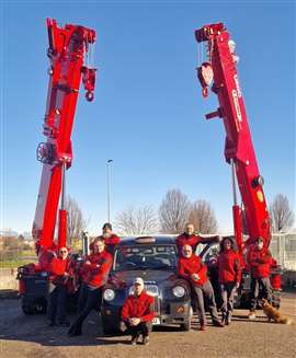 As a symbol of the close partnership between the two companies Graeme Riley, Unic Cranes Europe CEO, handed over a special gift. A London taxi was presented to Maurizio Ferrari, Levo managing director.