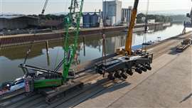 Loading the 107 tonne undercarriage of a new Sennebogen 9300 E port crane