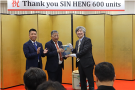 Kobelco handing over a commemorative trophy to Sin Heng to mark 600 units