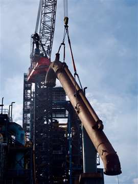 The M2480D tower crane lifts the 170 tonne downcomer section of the blast furnace