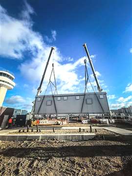 Onboard crane control systems ensured precise management of the lifting operation. (Photo: Manitowoc)