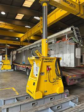 The bed of the machine tool lowered onto the truck