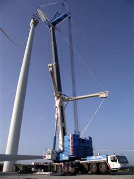 Saraiva usando um Liebherr LTM 1500-8.1 para erguer uma turbina eólica