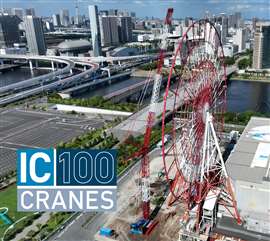 Humano Ohya desmontando uma roda gigante no bairro de Koto, em Tóquio, Japão, usando um Liebherr LR 1750/1
