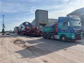 Le séchoir Yankee chargé dans la remorque à poutres Goldhofer pour le transport vers l'usine de Shotton