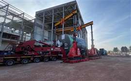 Deux paires de systèmes de levage à portique hydraulique télescopique d'une capacité de 400 tonnes sortent le séchoir du châssis à poutres sur le site de livraison.