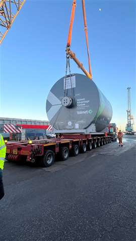 gros cylindre gris sur une remorque à toit plat rouge