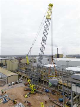 La grue Allelys Gottwald AK912 commence à soulever le séchoir dans le bâtiment.