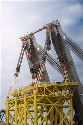Lankhorst Gama98 slings holding a 7,300 tonne convertor platform