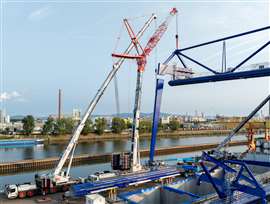 Lifting one of the legs the Liebherr LTM 1300-6.2 reaches past the bigger LTM 1450-8.1 as it held the main beam suspended from its 28 metre luffing jib