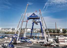 Careful placement of the cranes meant parts of the new gantry crane didn’t block the installation cranes and they in turn didn’t block operations at the container terminal