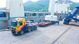 A SMC, este ano novamente no T50, usou um trator MAN de 250 toneladas combinado com 12 linhas de eixos de módulos hidráulicos Goldhofer THP para transportar um gerador pesando mais de 130 toneladas por uma distância de quase 200 km do Porto de Nam Van Phong, Khanh Hoa, até o projeto de energia eólica Ea Nam em Dak Lak, no Vietnã.