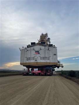 La draga nel suo viaggio di 27 km di Mammoet SPMT