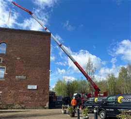 Furgoni Falcon con gru Guy Crane Hire nel nuovo deposito di Manchester
