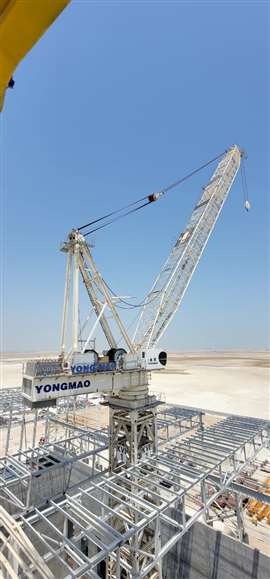 Una gru a torre con braccio mobile Yongmao STL4200 da 100 tonnellate