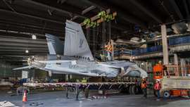 LGH a fourni les chariots de levage pour garantir que cette opération historique de levage d'avion se déroule sans accroc.