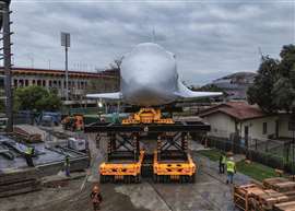 O trem Endeavour, a bordo de um SPMT, passou por uma escola primária, estádios e museus.