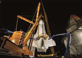 Bragg instalando o ônibus espacial Endeavour na configuração de lançamento vertical.