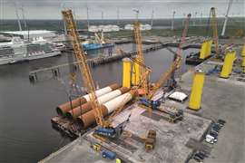 A Sarens está manuseando as peças de transição usando guindastes sobre esteiras Liebherr LR 12500-1.0 e Tadano Demag CC 9800.