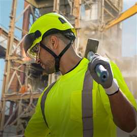 Um operário da construção civil usando um capacete PIP Traverse Type II equipado com jugular e sistema MIPS (Imagem: PIP)