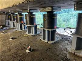 Sollevamento di ponti con sistema Enerpac EVO