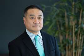 武志平川先生身着西装领带的头像照