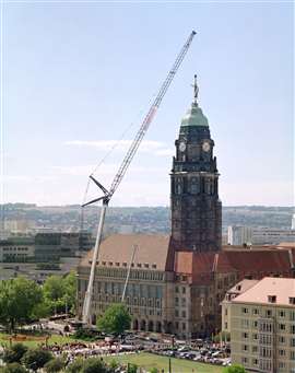 Eine LTM 1500-8.1 von MaxiKraft montiert die goldene Rathaus-Dame auf der Turmspitze des Dresdner Rathauses.