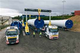 Chargement des composants d'éoliennes Laso Transportes