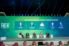 Eine Podiumsdiskussion mit Erich Sennebogen, Geschäftsführer von Sennebogen; Matar Al Khateeb, CEO der AJIL Financial Services Company; Andrei Geikalo, CEO von MyCrane; und Oner Ozyilmaz, Chief Technology Officer von AHQ. Moderation: Steven Webb von der KHL Group (Bild mit freundlicher Genehmigung von NIDC).