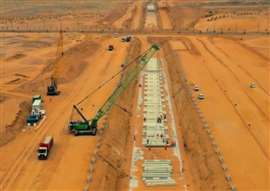 Una gru cingolata a traliccio Sennebogen al lavoro sul megaprogetto The Line nella zona economica speciale di Neom in Arabia Saudita (immagine per gentile concessione di Sennebogen)