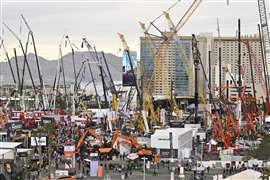 Imagen exterior de equipos de construcción en el recinto ferial.