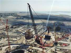 aerial view of Mammoet SK crane on site with a big load on the hook