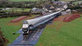Turbine blade on the way to Dragon LNG site