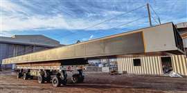Cometto Eco1000 transportando una sección típica grande y larga de acero estructural